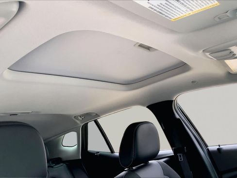 Used 2024 Chevrolet Trax LT w/ Sunroof Package FWD image 14