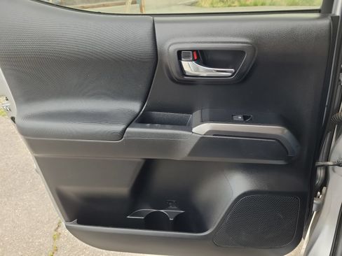 Used 2019 Toyota Tacoma TRD Sport AWD/4WD image 28