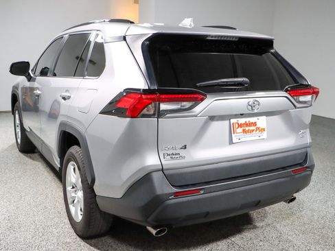 Used 2021 Toyota RAV4 XLE AWD/4WD image 9