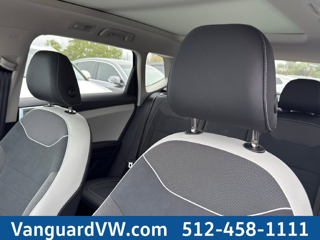 Used 2025 Volkswagen Taos SE FWD image 12