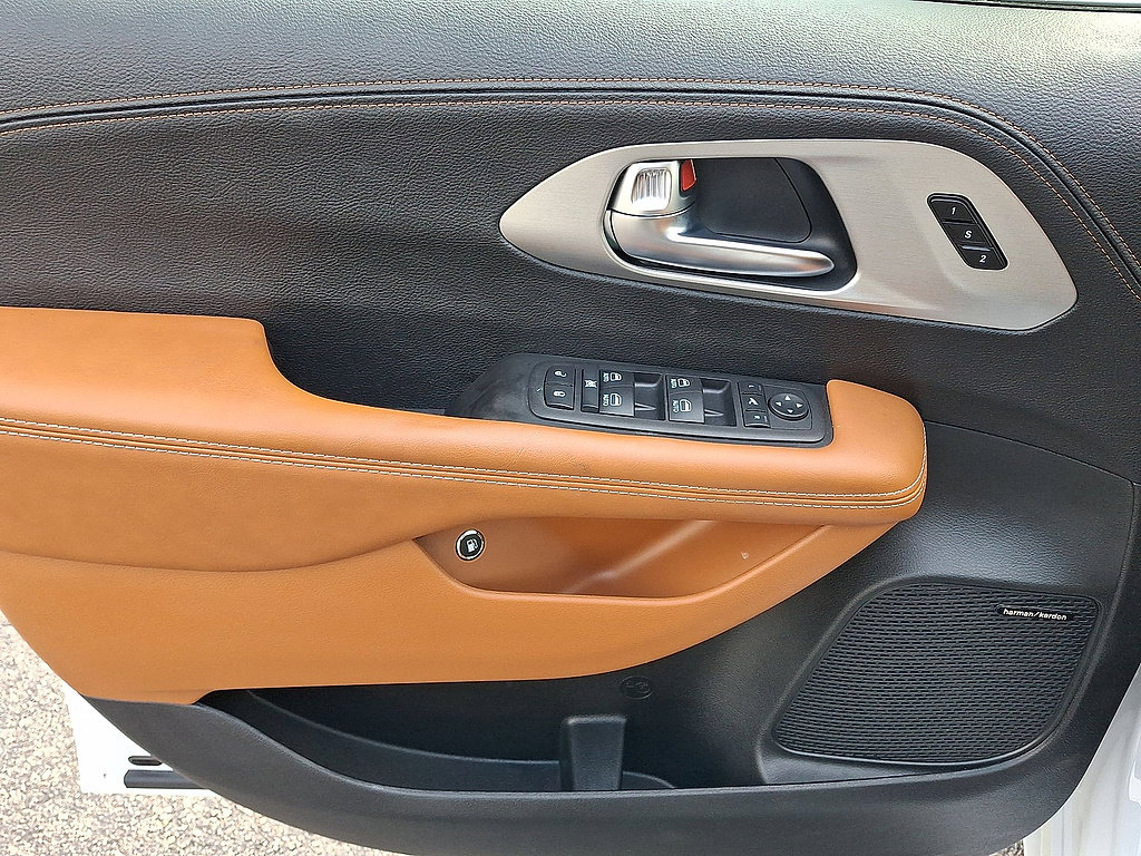 Used 2025 Chrysler Pacifica Pinnacle FWD image 16