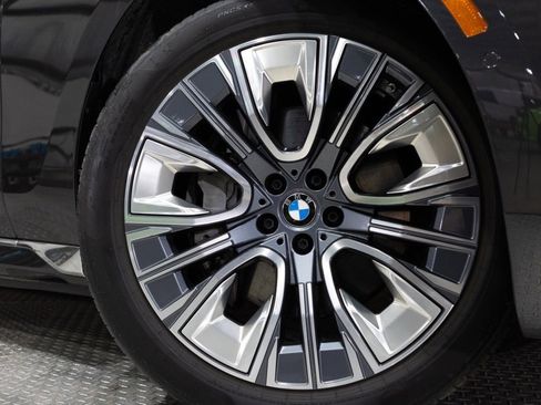 Used 2025 BMW i7 xDrive60 image 25