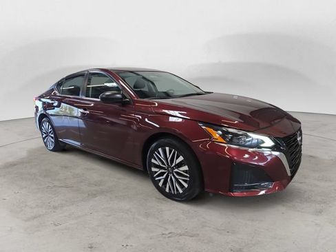 Used 2025 Nissan Altima 2.5 SV FWD image 3