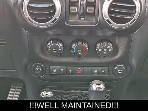 Used 2018 Jeep Wrangler Unlimited Sahara w/ Connectivity Group AWD/4WD image 25