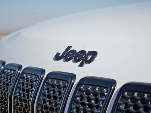 Used 2023 Jeep Cherokee Altitude Lux AWD/4WD image 3
