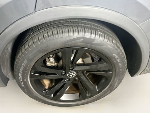 Used 2023 Volkswagen Tiguan SE R-Line image 11