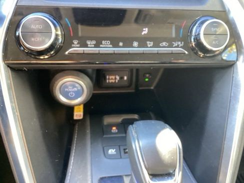 Used 2022 Toyota Venza LE image 20