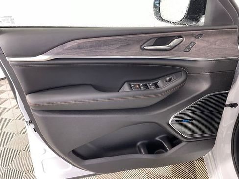 New 2025 Jeep Grand Cherokee Overland w/ Luxury Tech Group IV image 16