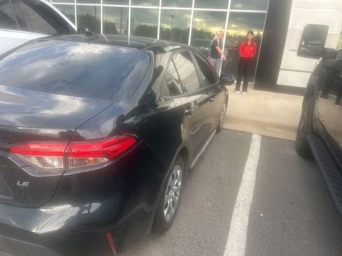 Used 2021 Toyota Corolla LE FWD image 3