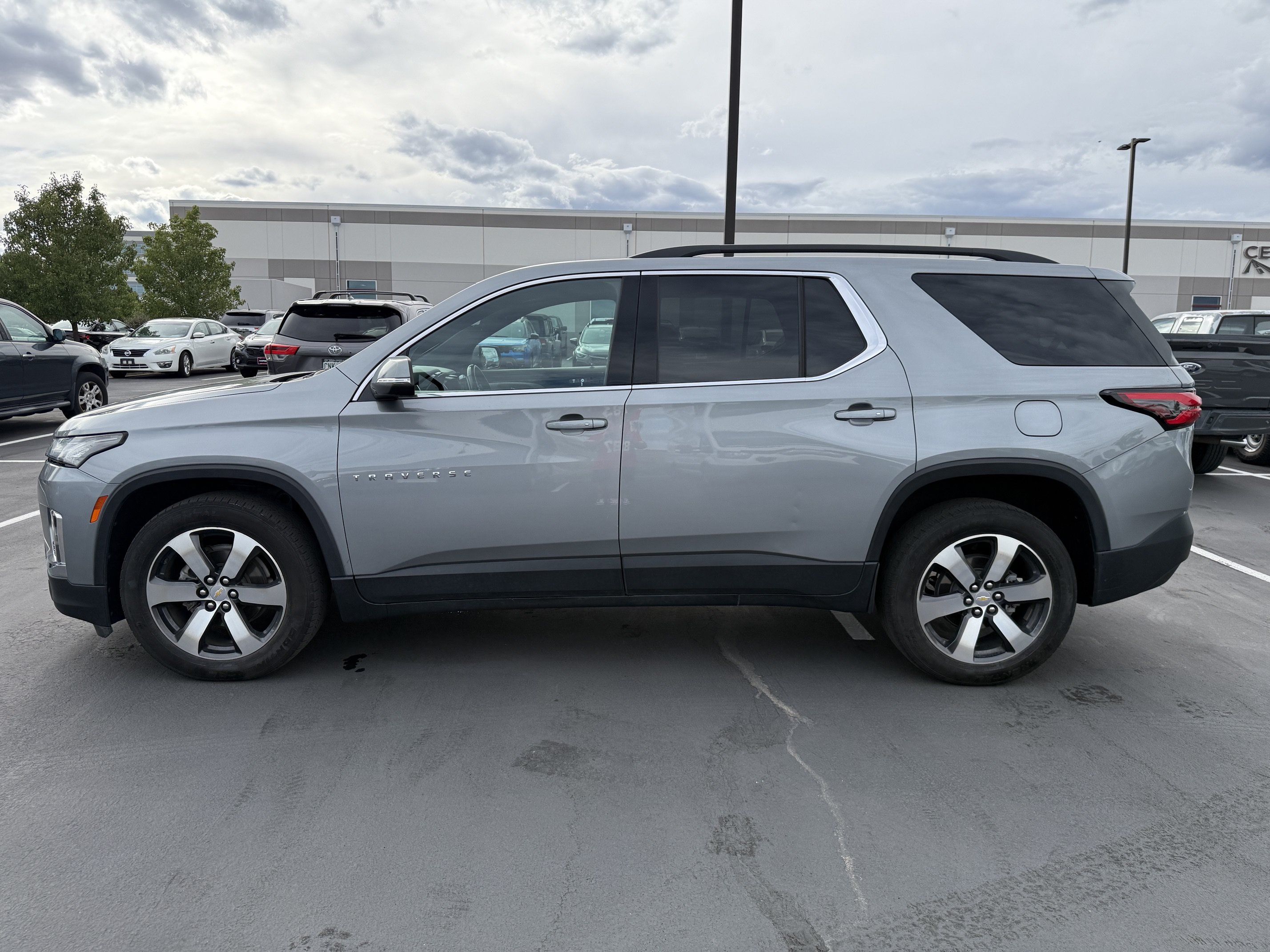 Used 2023 Chevrolet Traverse LT w/ LT Premium Package AWD/4WD image 4