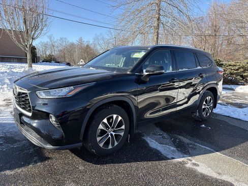 Certified 2020 Toyota Highlander XLE image 3