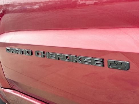 Used 2022 Jeep Grand Cherokee Altitude AWD/4WD image 13