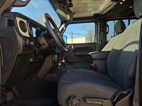 Used 2025 Jeep Gladiator Sport image 16