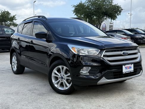 Used 2018 Ford Escape SE w/ SE Sync 3 Package image 2