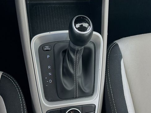 Used 2025 Hyundai Venue SEL image 24