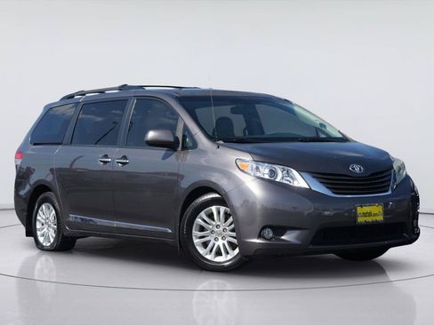 Used 2013 Toyota Sienna XLE FWD image 2