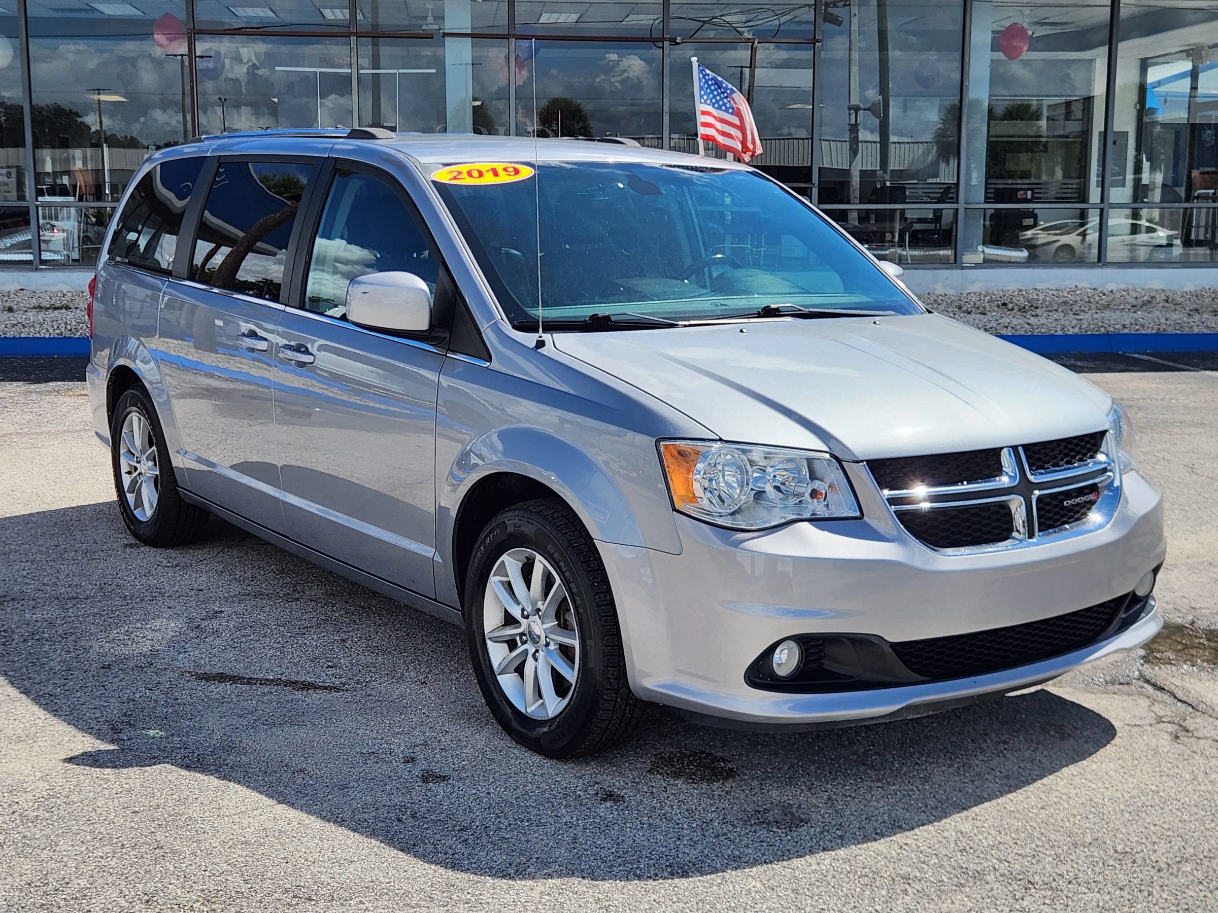 Used 2019 Dodge Grand Caravan SXT FWD image 2