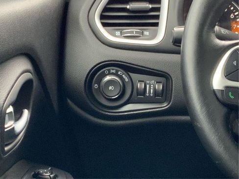 Used 2018 Jeep Renegade Latitude w/ Cold Weather Group image 20