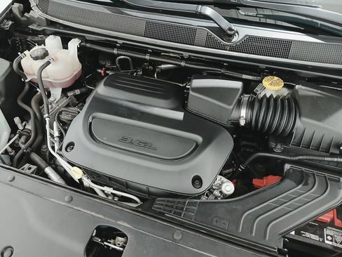 Used 2024 Chrysler Pacifica Touring-L FWD image 34
