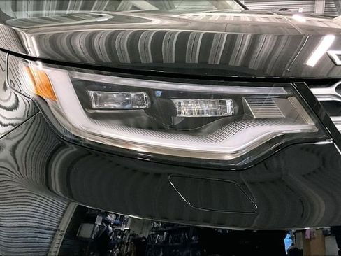 Certified 2025 Land Rover Discovery S image 28