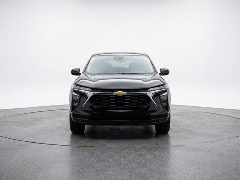 Used 2025 Chevrolet Trax LT image 2