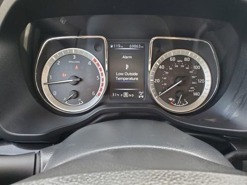 Used 2017 Nissan Titan SV image 28