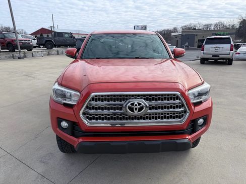 Used 2017 Toyota Tacoma TRD Off-Road w/ Tow Package (A/T) AWD/4WD image 39