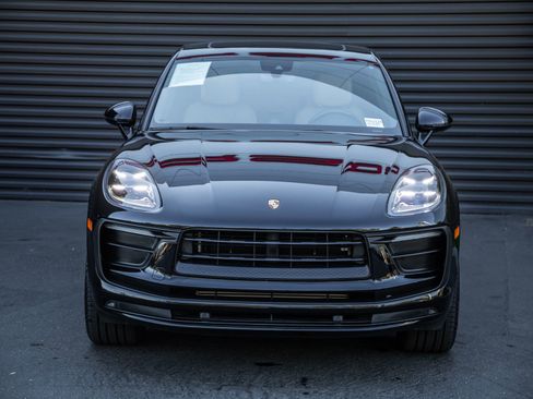 Certified 2022 Porsche Macan image 7