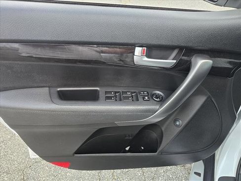 Used 2015 Kia Sorento LX image 8