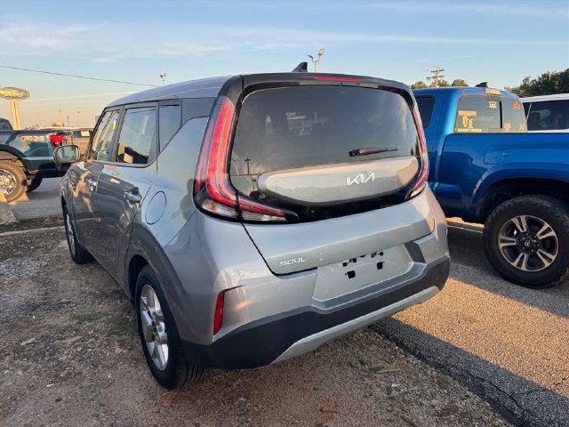 Used 2023 Kia Soul LX w/ LX Technology Package FWD image 2