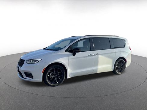 Used 2025 Chrysler Pacifica Limited image 8