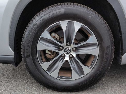 Used 2021 Toyota Highlander XLE FWD image 14