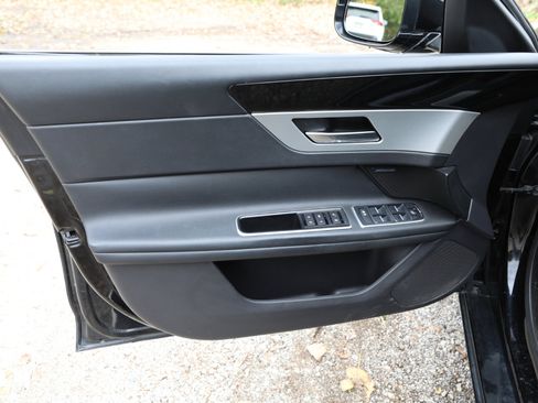 Used 2017 Jaguar XF Premium image 14