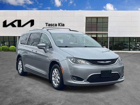 Used 2020 Chrysler Pacifica Touring-L image 1