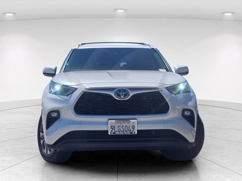 Used 2024 Toyota Highlander XLE AWD/4WD image 2