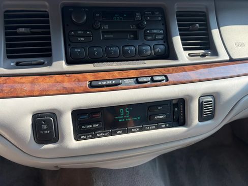 Used 1995 Lincoln Town Car Signature RWD image 38
