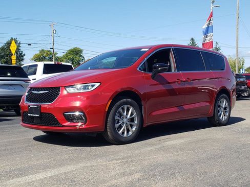 New 2026 Chrysler Pacifica Select image 3