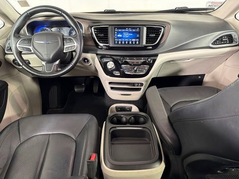 Used 2019 Chrysler Pacifica Touring-L FWD image 21
