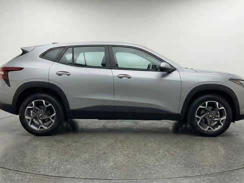 Used 2025 Chevrolet Trax LT FWD image 11