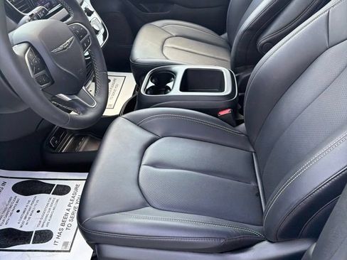 Used 2025 Chrysler Pacifica Select FWD image 8