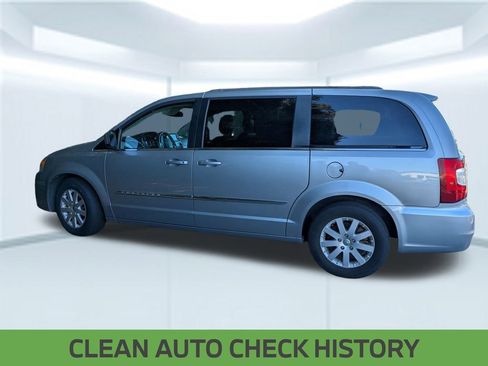 Used 2016 Chrysler Town & Country Touring image 2