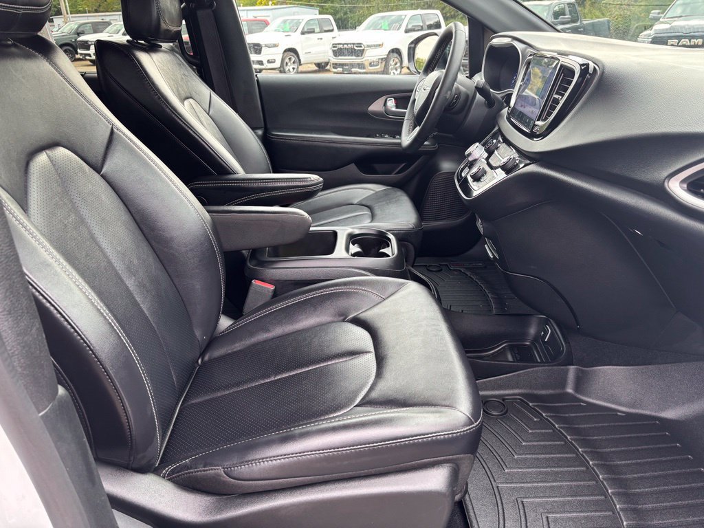 Used 2025 Chrysler Pacifica Select FWD image 14