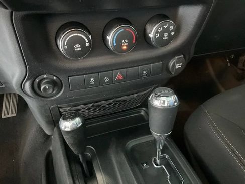 Used 2016 Jeep Wrangler Unlimited Sahara w/ Dual Top Group AWD/4WD image 10