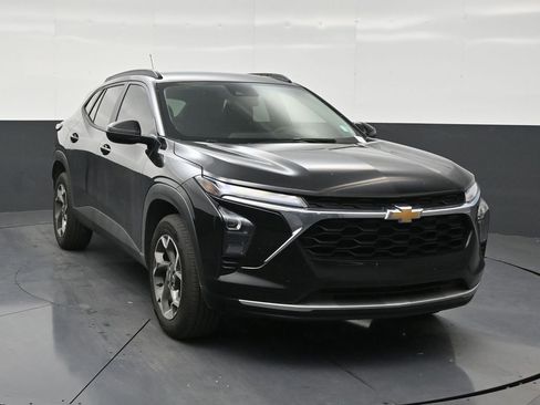 Used 2025 Chevrolet Trax LT FWD image 7