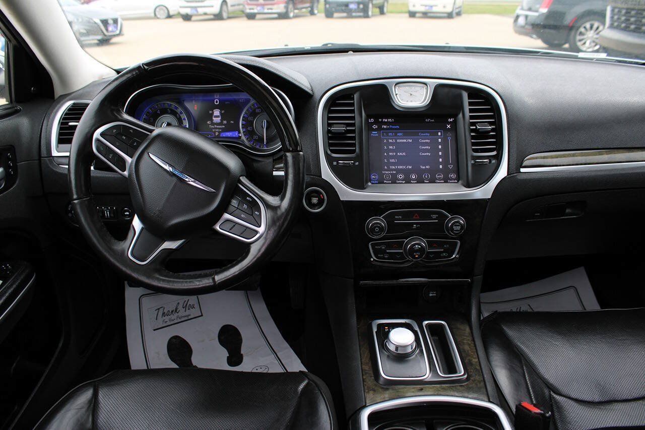 Used 2020 Chrysler 300 Limited RWD image 10