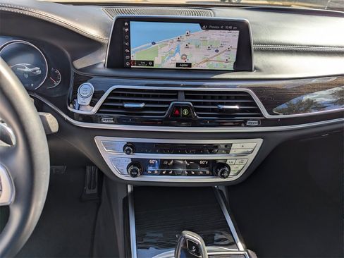 Used 2019 BMW 740i image 29