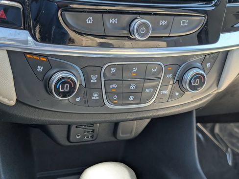 Used 2023 Chevrolet Traverse Premier AWD/4WD image 33