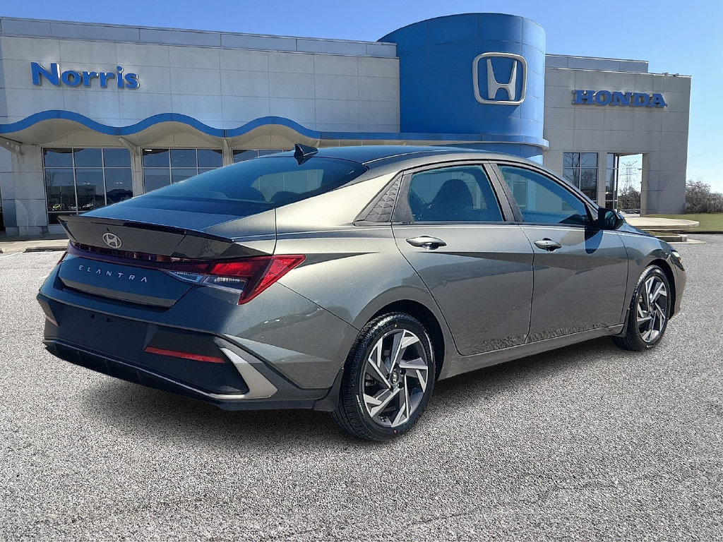 Used 2025 Hyundai Elantra Sport FWD image 4
