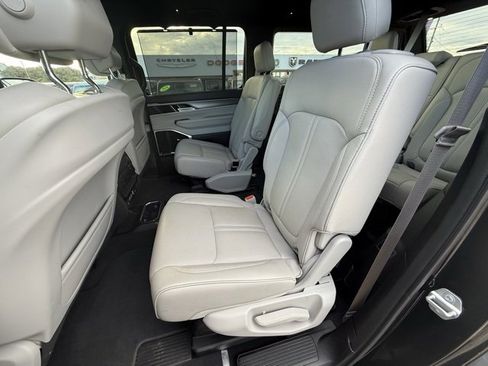 Certified 2025 Jeep Wagoneer Series III w/ Premium Group I image 10