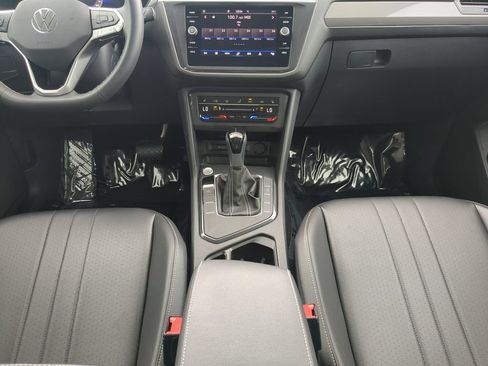 Certified 2024 Volkswagen Tiguan SE w/ Panoramic Sunroof Package FWD image 16